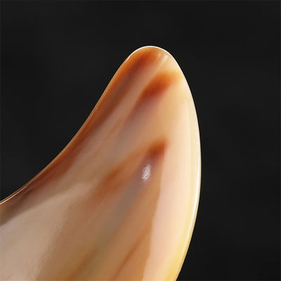 Gesichtsschönheit Gua Sha Werkzeug Stier Horn Herzförmiges Schabbrett für Körper Hautpflege und Akupunktur Stick