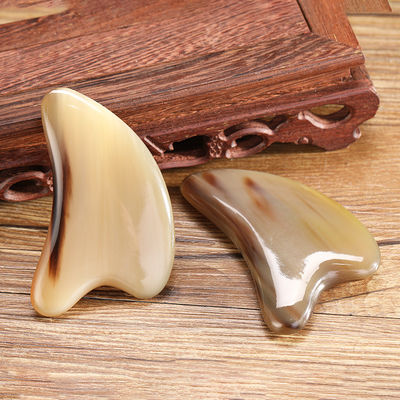 Gesichtsschönheit Gua Sha Werkzeug Stier Horn Herzförmiges Schabbrett für Körper Hautpflege und Akupunktur Stick