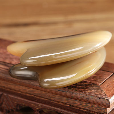 Gesichtsschönheit Gua Sha Werkzeug Stier Horn Herzförmiges Schabbrett für Körper Hautpflege und Akupunktur Stick
