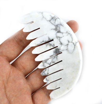 Linderung der Spannung der Kopfhaut mit dem Natura-Weiß-Turkis-Jade-Haar-Kamm Gua Sha-Werkzeuge