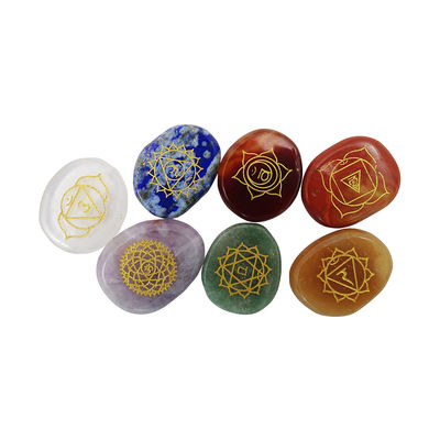 Sieben Chakra Steine Reiki Heilkristall Set eingravierte Symbole für spirituelle Transformation