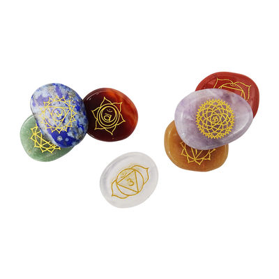 Sieben Chakra Steine Reiki Heilkristall Set eingravierte Symbole für spirituelle Transformation
