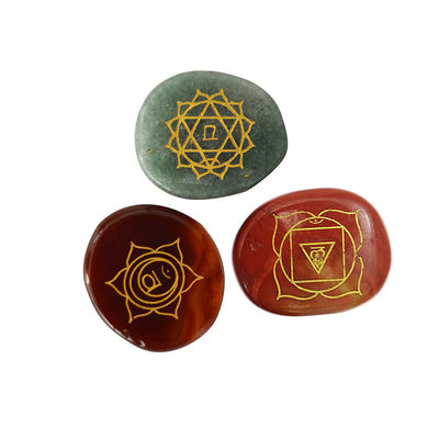 Sieben Chakra Steine Reiki Heilkristall Set eingravierte Symbole für spirituelle Transformation