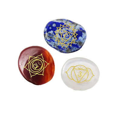 Sieben Chakra Steine Reiki Heilkristall Set eingravierte Symbole für spirituelle Transformation