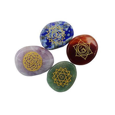 Sieben Chakra Steine Reiki Heilkristall Set eingravierte Symbole für spirituelle Transformation