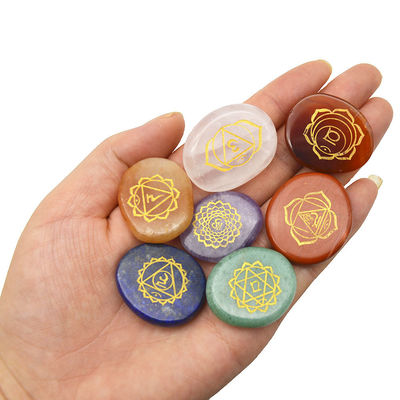 Gravierte Schnitzerei polierte Palm Taschenstein Reiki Balancing Healing Crystal 7 Chakra Steins Sets für das Thema Liebe