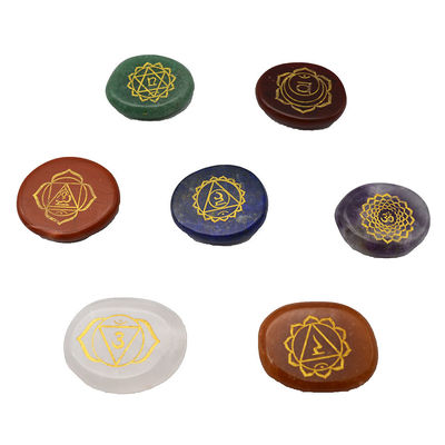 Gravierte Schnitzerei polierte Palm Taschenstein Reiki Balancing Healing Crystal 7 Chakra Steins Sets für das Thema Liebe