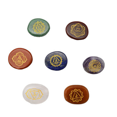 Gravierte Schnitzerei polierte Palm Taschenstein Reiki Balancing Healing Crystal 7 Chakra Steins Sets für das Thema Liebe
