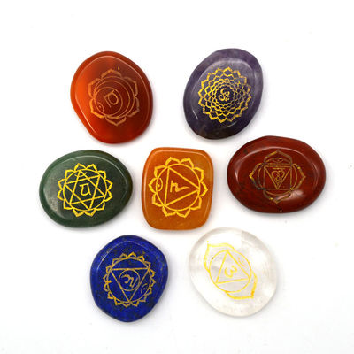 Gravierte Schnitzerei polierte Palm Taschenstein Reiki Balancing Healing Crystal 7 Chakra Steins Sets für das Thema Liebe