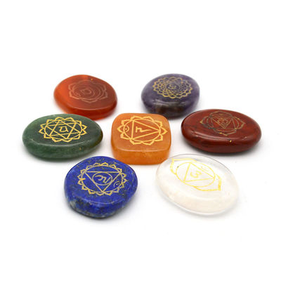 Gravierte Schnitzerei polierte Palm Taschenstein Reiki Balancing Healing Crystal 7 Chakra Steins Sets für das Thema Liebe