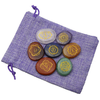 Gravierte Schnitzerei polierte Palm Taschenstein Reiki Balancing Healing Crystal 7 Chakra Steins Sets für das Thema Liebe