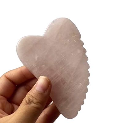 Massagetools Herzförmige Rose Quarz Gua Sha für eine effektive Muskelmassage
