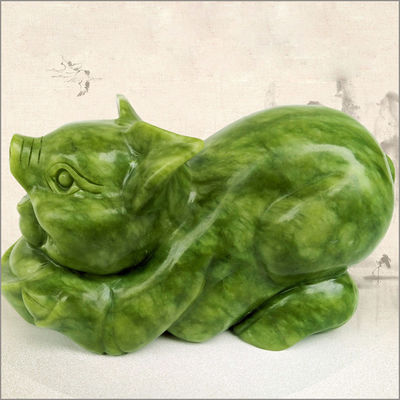 Jade Feng Shui-Schwein Naturgeschnitzte Schweinestatuen Tiere für Harmonie und Gleichgewicht