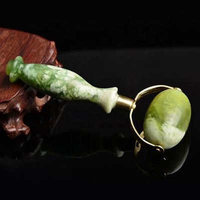 Grüne Xiuyan Jade Gesichtsrolle Gua Sha Geschweißte Metall-Jade-Massage-Rolle für Schönheitswerkzeuge Gesichtsmassager
