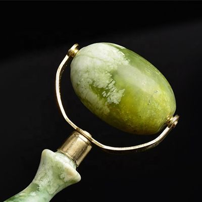 Grüne Xiuyan Jade Gesichtsrolle Gua Sha Geschweißte Metall-Jade-Massage-Rolle für Schönheitswerkzeuge Gesichtsmassager