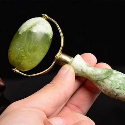 Grüne Xiuyan Jade Gesichtsrolle Gua Sha Geschweißte Metall-Jade-Massage-Rolle für Schönheitswerkzeuge Gesichtsmassager