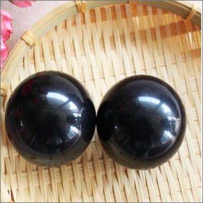 50mm geschnitzte natürliche schwarze Bian Stein Handkugel Massage Glatte Heilende Kristallkugel für Körpermassage und Heilung