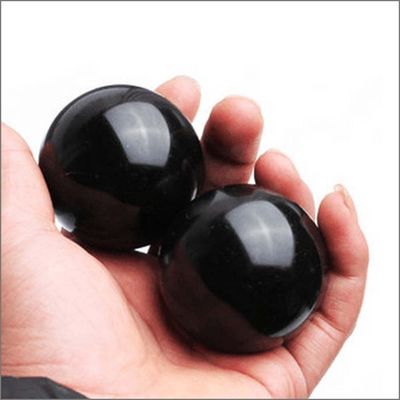50mm geschnitzte natürliche schwarze Bian Stein Handkugel Massage Glatte Heilende Kristallkugel für Körpermassage und Heilung