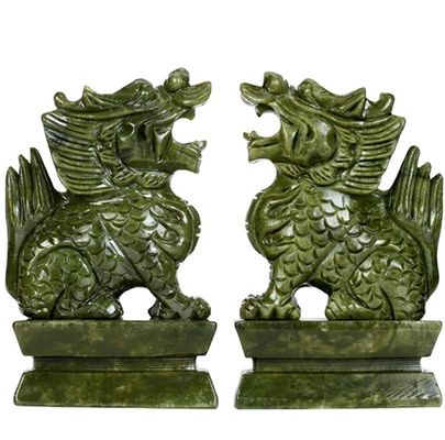 Natürliche Jadeit-Kirin-Schnitzereien sind eine perfekte Ergänzung zu Ihrer asiatisch inspirierten Kollektion.