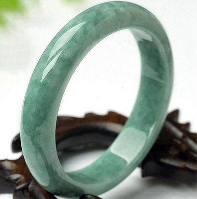 Natürliches dunkelgrünes Jade-Armband - ein zeitloses Schmuckstück für Ihre Sammlung