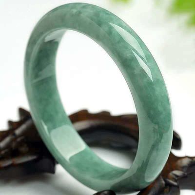 Natürliches dunkelgrünes Jade-Armband - ein zeitloses Schmuckstück für Ihre Sammlung