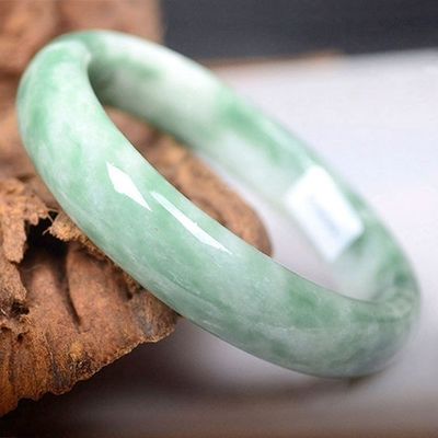 Natürliches dunkelgrünes Jade-Armband - ein zeitloses Schmuckstück für Ihre Sammlung
