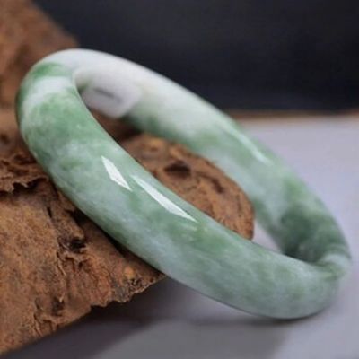 Natürliches dunkelgrünes Jade-Armband - ein zeitloses Schmuckstück für Ihre Sammlung