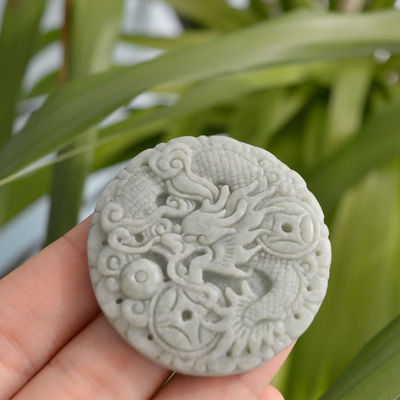 Traditioneller chinesischer Stil Rund Burma Smaragd Jadeit Jade Stein Drachen Anhänger Naturcharme Anhänger für Männer und Frauen