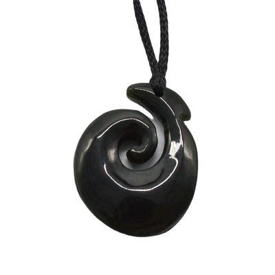 Hakenförmiger Nephrit Jade Eternity Twist Anhänger mit polierten Oberflächen und Zeeland Maori Koru Schnitzerei