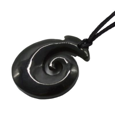 Hakenförmiger Nephrit Jade Eternity Twist Anhänger mit polierten Oberflächen und Zeeland Maori Koru Schnitzerei