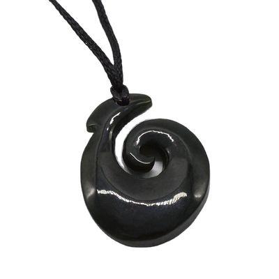 Hakenförmiger Nephrit Jade Eternity Twist Anhänger mit polierten Oberflächen und Zeeland Maori Koru Schnitzerei