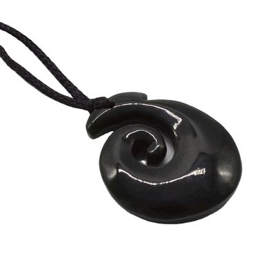 Hakenförmiger Nephrit Jade Eternity Twist Anhänger mit polierten Oberflächen und Zeeland Maori Koru Schnitzerei