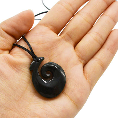 Hakenförmiger Nephrit Jade Eternity Twist Anhänger mit polierten Oberflächen und Zeeland Maori Koru Schnitzerei