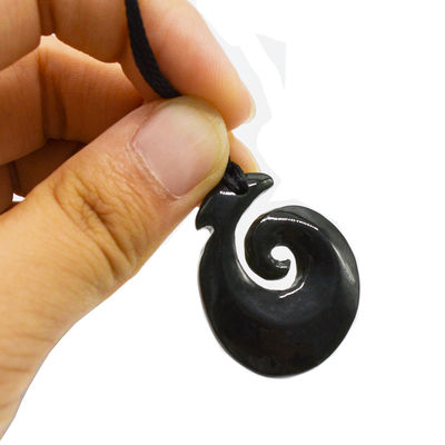 Hakenförmiger Nephrit Jade Eternity Twist Anhänger mit polierten Oberflächen und Zeeland Maori Koru Schnitzerei