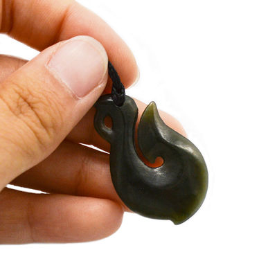 Regional Feature Naturgrün Nephrit Jade Klein stilisiertes Maori Infinity Halskette mit S-Form Design