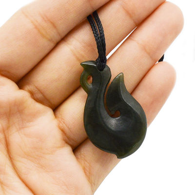 Regional Feature Naturgrün Nephrit Jade Klein stilisiertes Maori Infinity Halskette mit S-Form Design