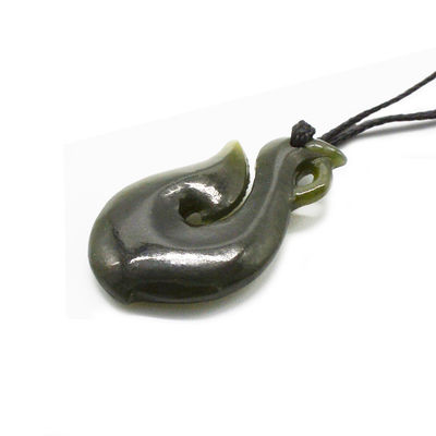 Regional Feature Naturgrün Nephrit Jade Klein stilisiertes Maori Infinity Halskette mit S-Form Design