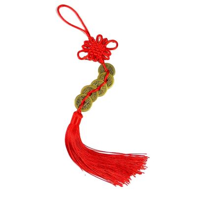 Sandblastechnik Der chinesische Feng Shui-Rotknoten mit fünf alten Münzen Ein uraltes Symbol für Wohlstand und Gesundheit