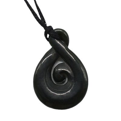 Schnitzendes chinesisches Jade-Nephrit-Anhängeschloss mit geschnitztem Manaia-Talisman und Schnitztyp