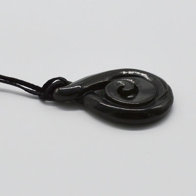 Schnitzendes chinesisches Jade-Nephrit-Anhängeschloss mit geschnitztem Manaia-Talisman und Schnitztyp