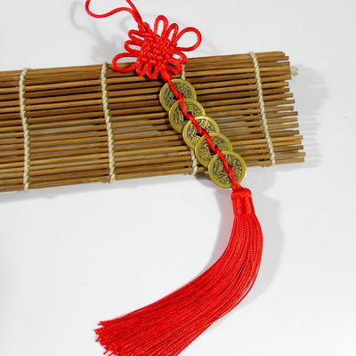 Sandblastechnik Der chinesische Feng Shui-Rotknoten mit fünf alten Münzen Ein uraltes Symbol für Wohlstand und Gesundheit