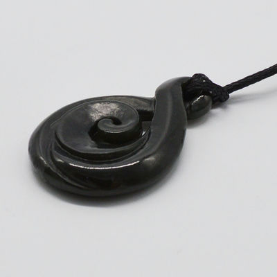 Schnitzendes chinesisches Jade-Nephrit-Anhängeschloss mit geschnitztem Manaia-Talisman und Schnitztyp
