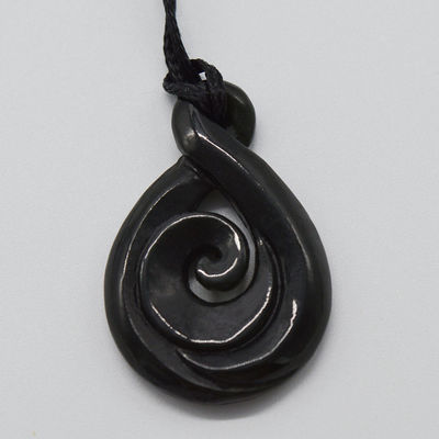 Schnitzendes chinesisches Jade-Nephrit-Anhängeschloss mit geschnitztem Manaia-Talisman und Schnitztyp