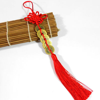 Sandblastechnik Der chinesische Feng Shui-Rotknoten mit fünf alten Münzen Ein uraltes Symbol für Wohlstand und Gesundheit