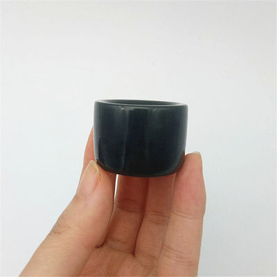 Ein individueller Nephrit-Jade-Ring für Männer