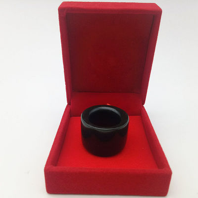 Ein individueller Nephrit-Jade-Ring für Männer