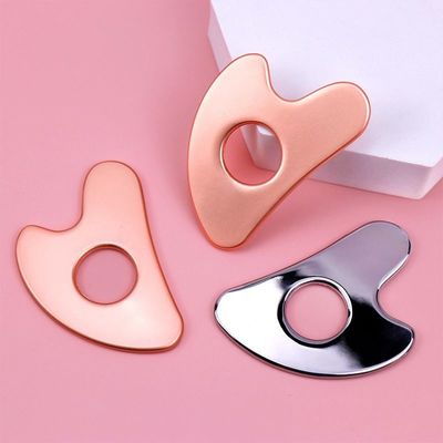 Edelstahl Herzförmige Hohl Gua Sha Board Metall Gesichtsschönheitsmittel für Ganzkörpermassage und OEM / ODM