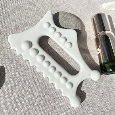 Anpassungsfähiges Gua Sha Massagetool Creme Guasha Steinbrett für das Schaben von Weichgewebe an den Hinterbeinen Arme Hals Schulter SPA