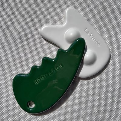 Gesichtsmassager Gua Sha Stein in grüner Farbe für Selbstpflege und Schönheitssalon