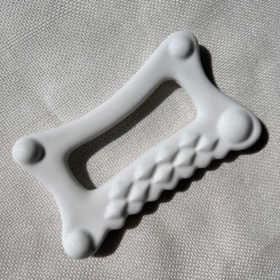 Weiße Körpermassage Ausrüstung für Keramik Gua Sha Tool Guasha Stein Selbstpflege Spa Gesichtslifting